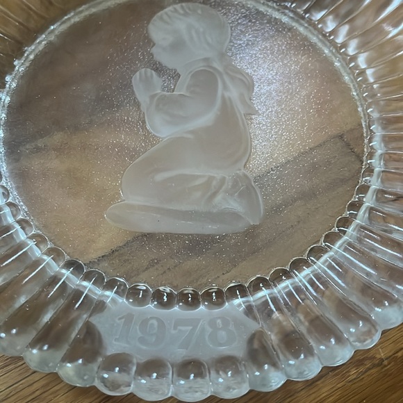 1978 glass kneeling girl memory plate - Picture 2 of 4